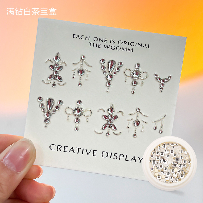 Desgaste de la celebridad en línea paquete de material de uñas caja del Tesoro japonés accesorios de uñas corazón torcido Mariposa Super Flash accesorios de uñas de diamante en forma especial