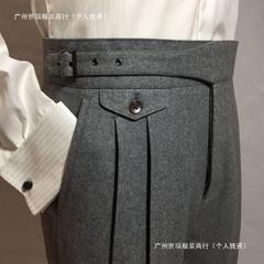 ウールのズボンの男性はまっすぐな筒を巻いてゆったりしています。