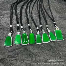 直播货源冰种玉髓镶嵌无事牌吊坠女款时尚菠菜阳绿玉髓项链批发
