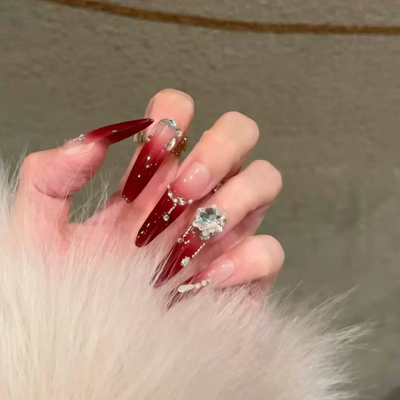 手工穿戴甲冬日红宝石新年甲片渐变千金纯欲风高级感显白美甲贴片