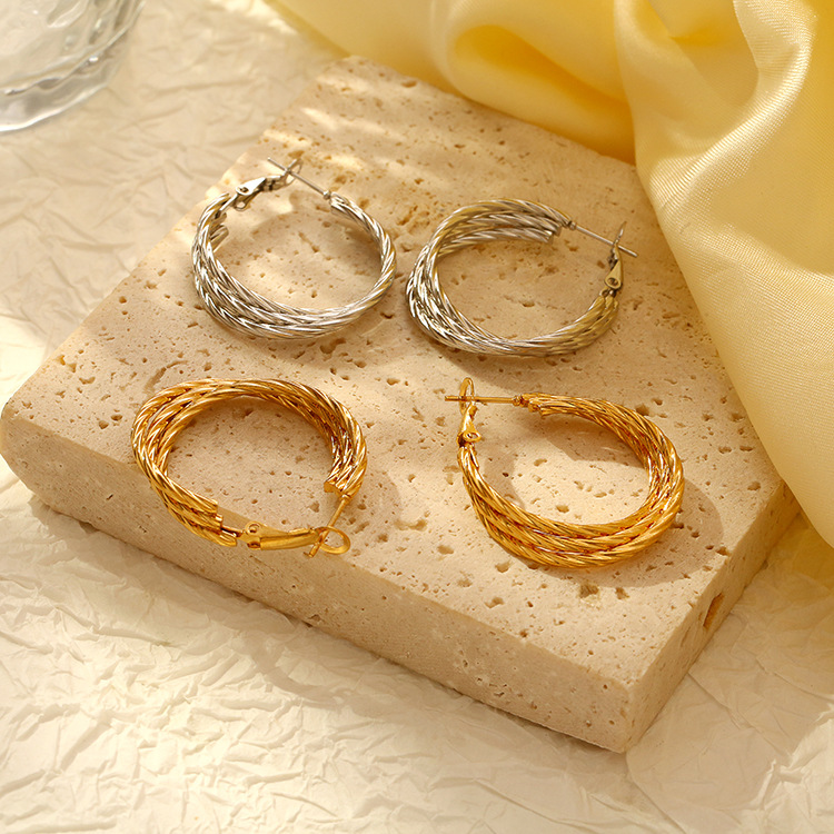 Europa y América de moda torsión pendientes de acero inoxidable multicapa de moda femenina galvanoplastia de inducción alta 18K pendientes redondos al por mayor