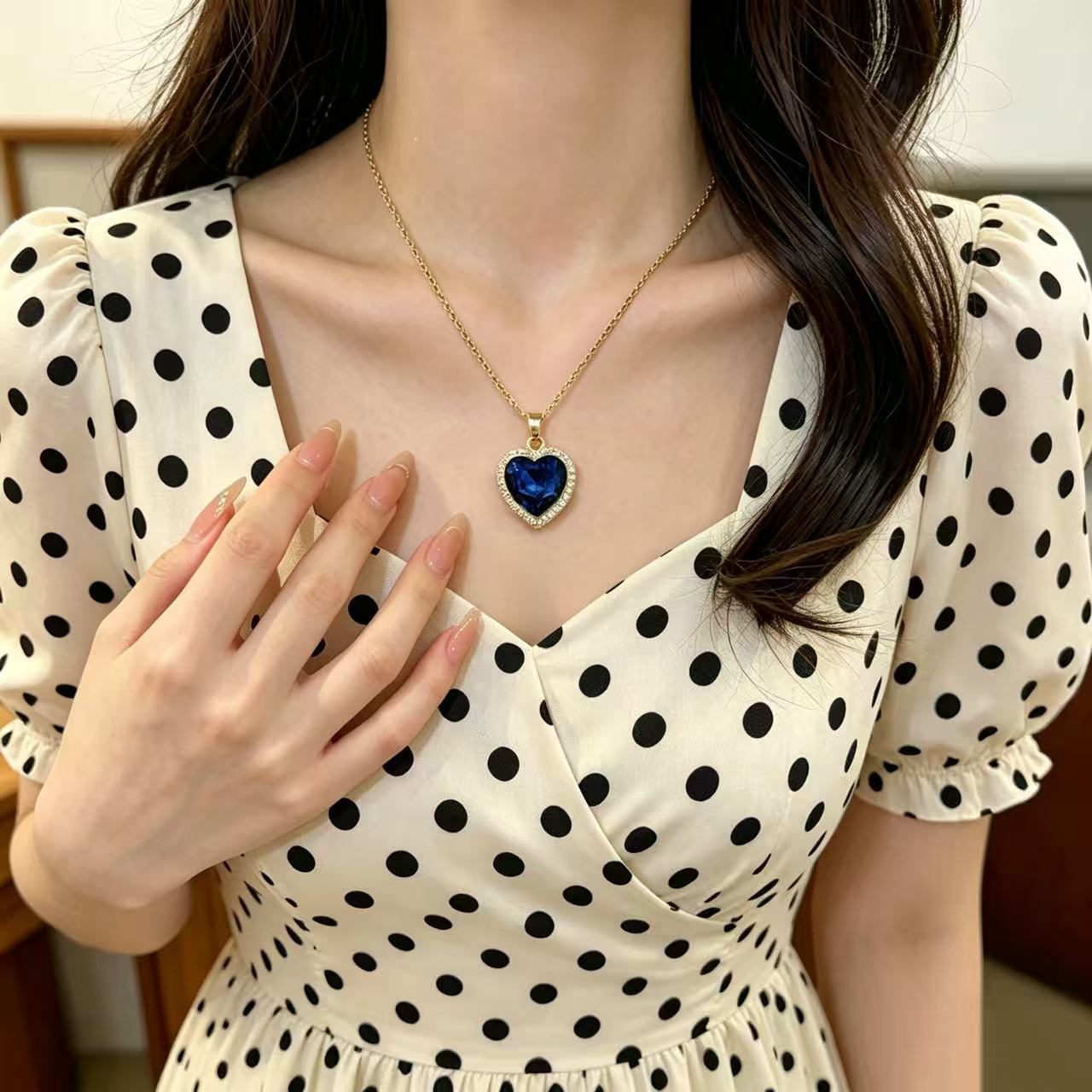 Titanium Steel Blue Diamond Heart-Shaped Clavicle Chain, Light Luxury Style Internet Celebrity Necklace, Versatile Full Diamond Jewelry