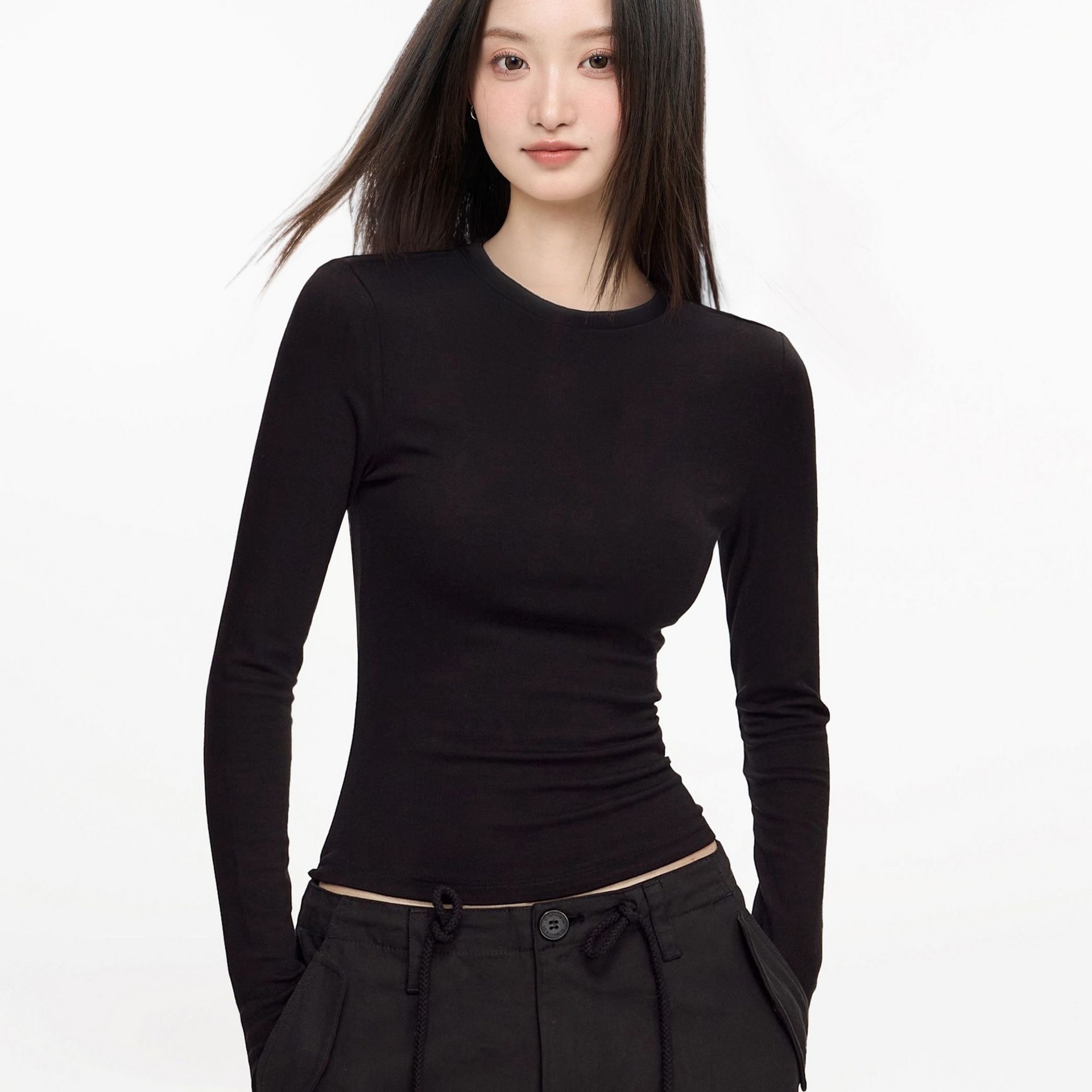 Round neck slim fit long sleeve T-shirt for women, versatile 2026 new Korean style hot girl outfit base layer top for women.