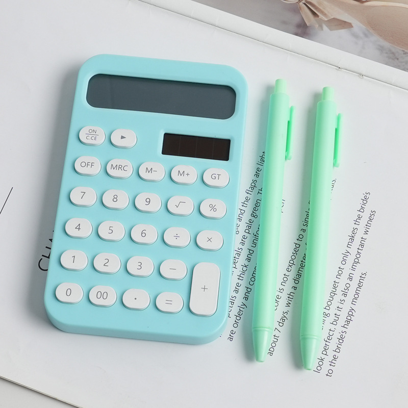 Groene bureauset met nietmachine, nietjes en rekenmachine. E-commerce set op voorraad._voghion.com