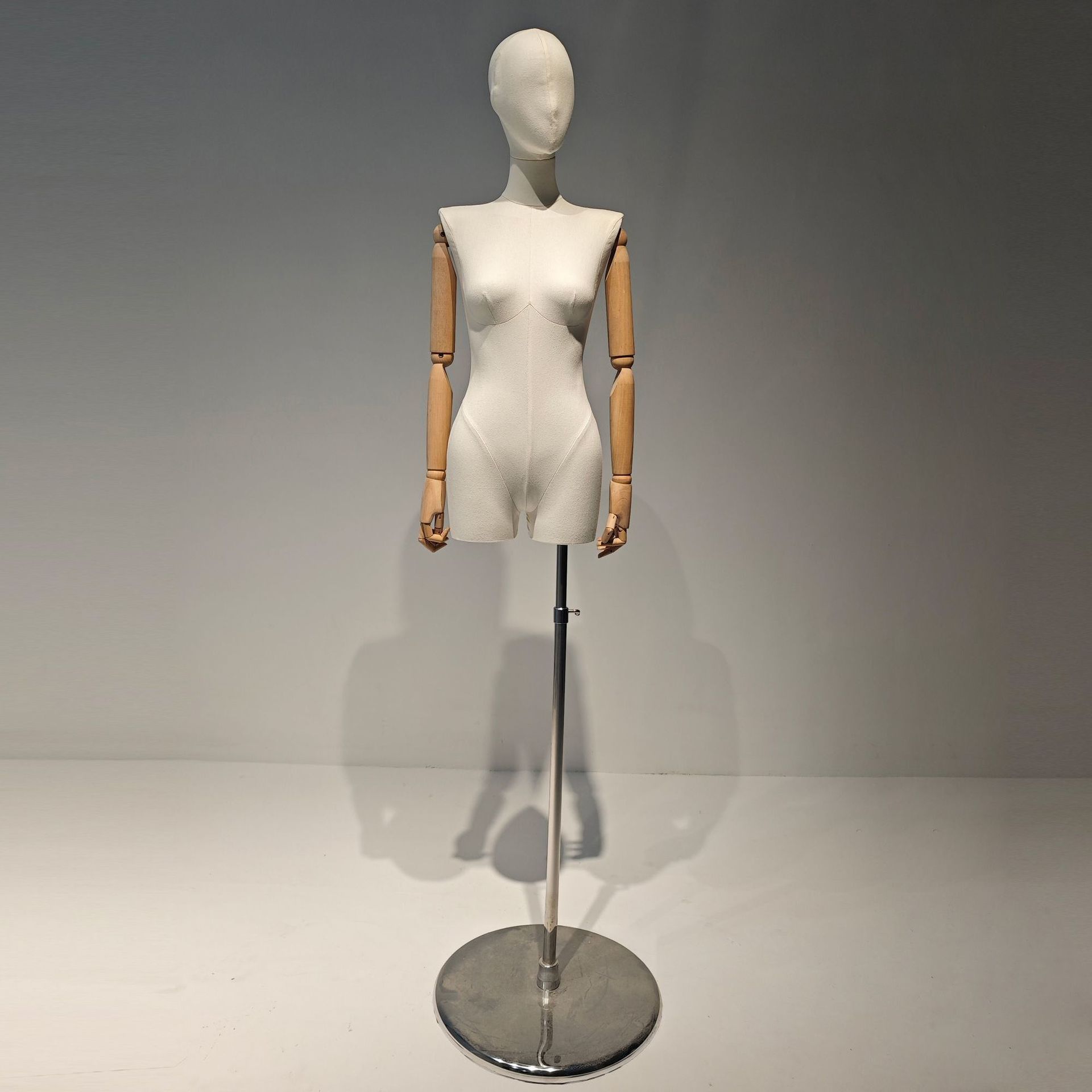 Un hombro plano con piernas divididas, cuerpo completo de tela, estante de exhibición de cuerpo humano, escaparate de tienda de ropa de mujer, exhibición de modelo de plataforma