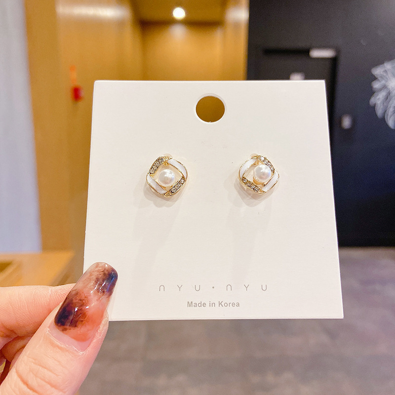 Luz de lujo de alto nivel nicho de diseño femenino sensación de aretes de bordilla temperamento perla asimetría joyería perla al por mayor
