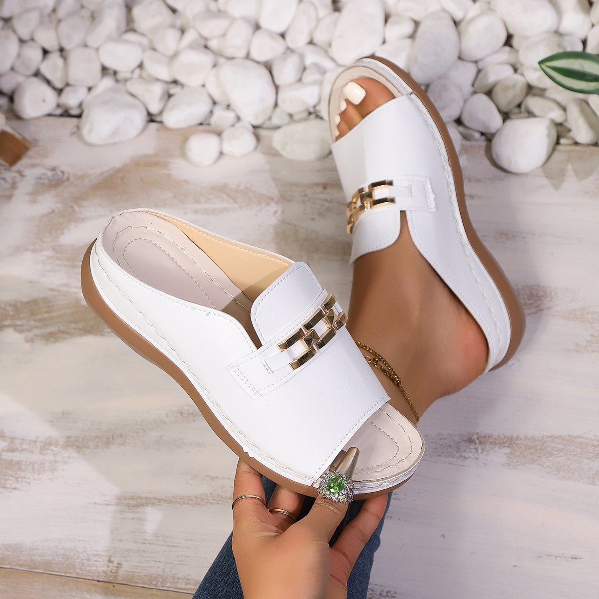 Comercio exterior de tamaño grande verano nuevo tacones de pendiente zapatillas de fondo grueso decoración metálica romanas zapatillas de playa al por mayor