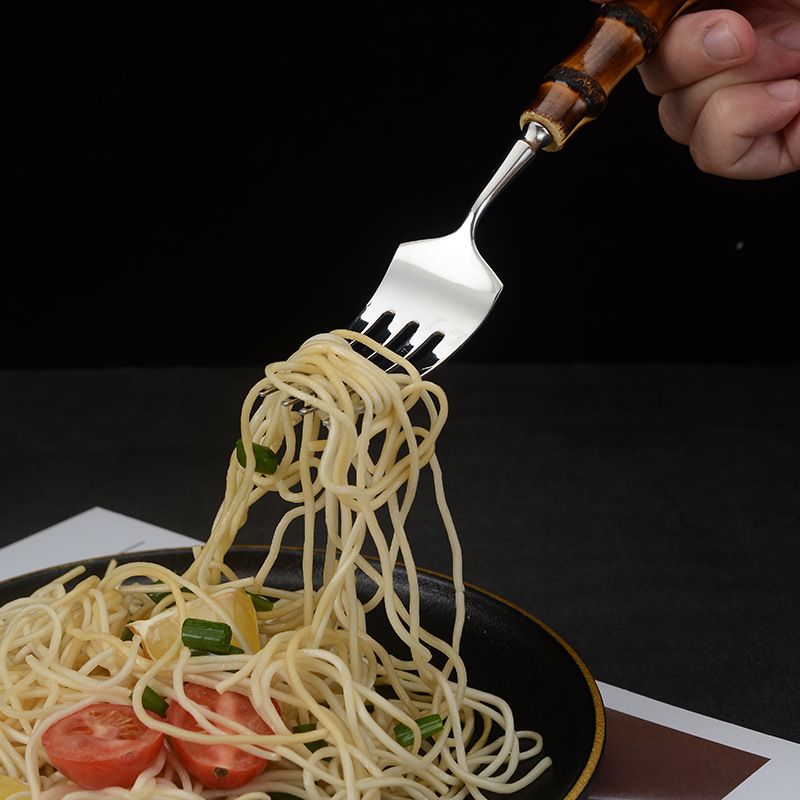 Vajilla de comida occidental Cuchillo y tenedor Cuchara de café Cuchara de helado de postre Mango de bambú Juego de vajilla de acero inoxidable Caja de regalo