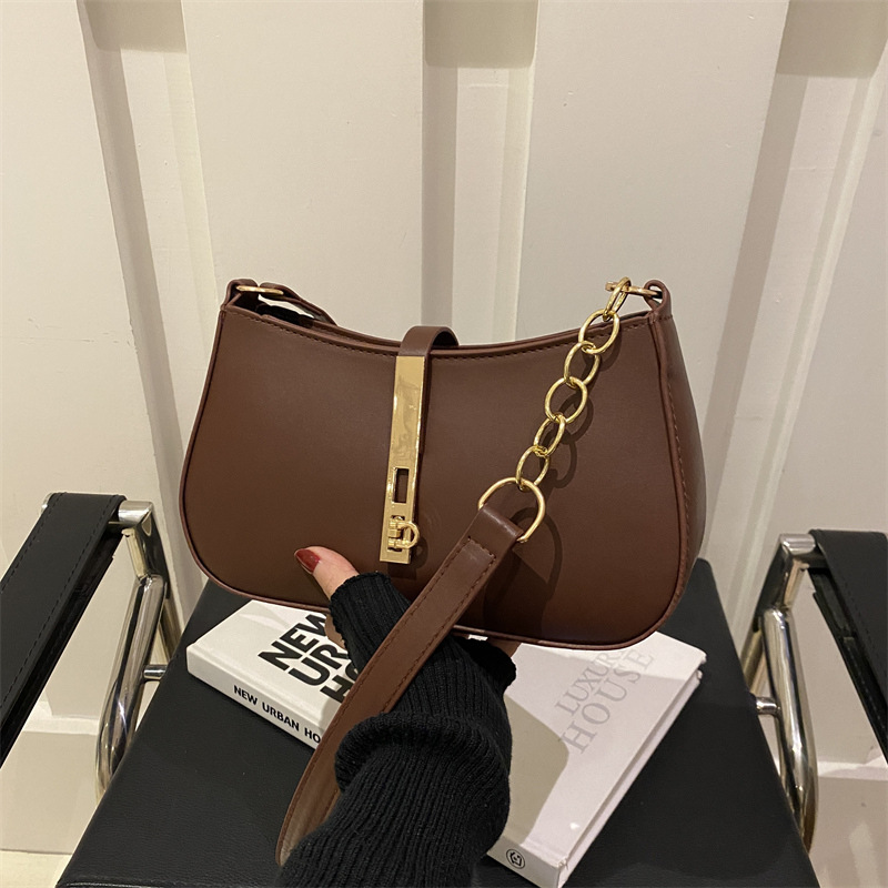 Bolso simple coreano para mujeres otoño / invierno 2024, nuevo estilo de moda retro bolso de brazo francés, textura exterior, bolso de lujo ligero para mujeres.