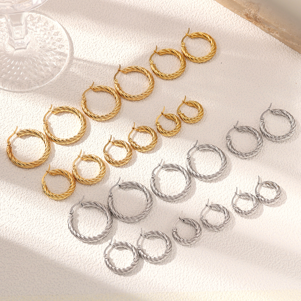 TENA Europa y los Estados Unidos venta caliente de anillo de acero inoxidable de acero de titanio de moda de diseño lineal pernos de orejas joyas transfronterizas