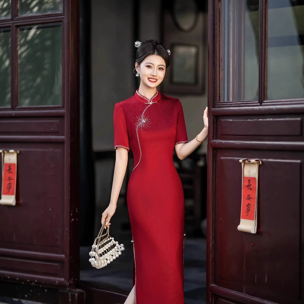 Наряд для свадебного банкета свекрови 2025 года: новое длинное чонсам для тоста на летних свадьбах.