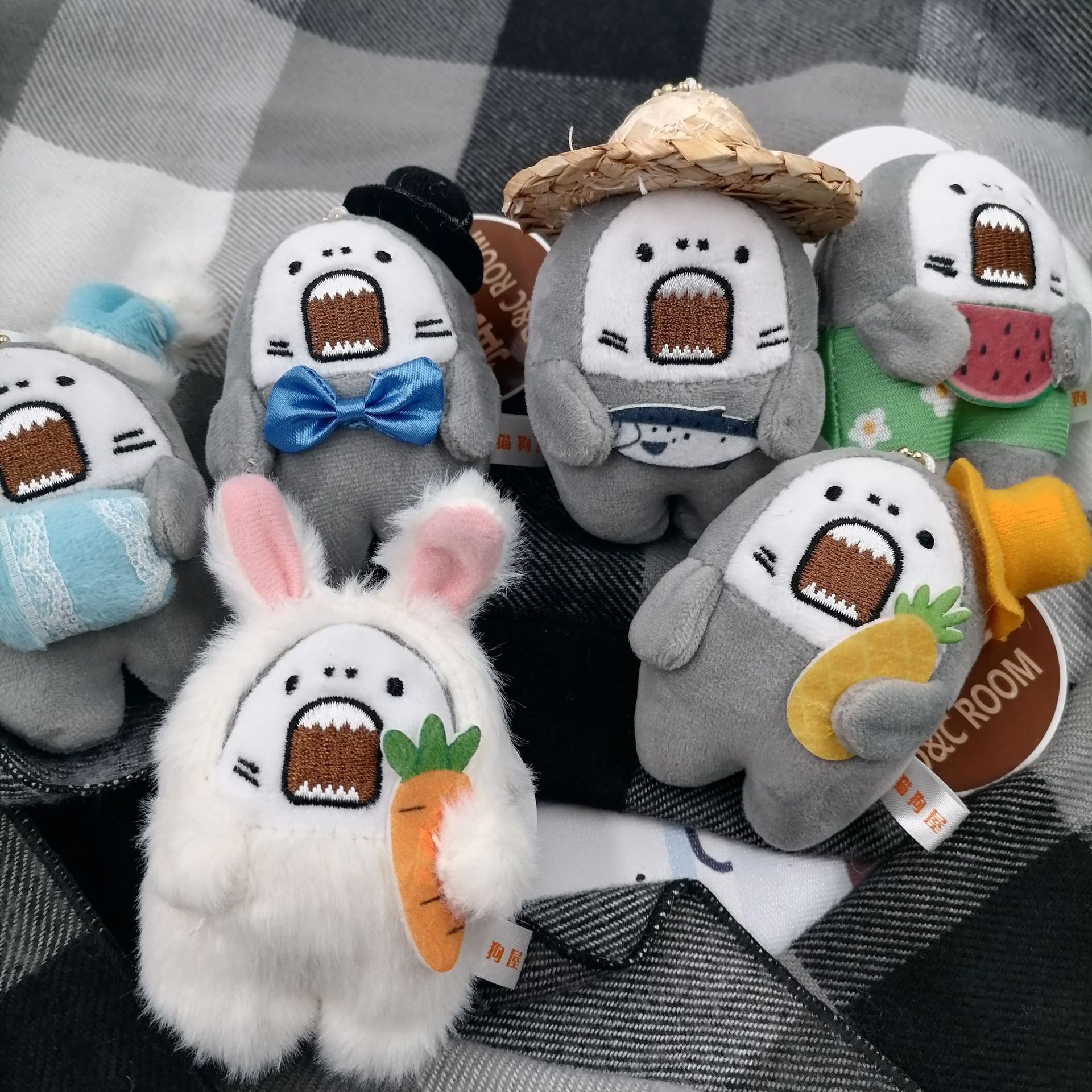怒りっぽいサメの大人のぬいぐるみの学生のカバンのペンダントのアイデアの少女の心のカバンのペンダントのキーホルダー