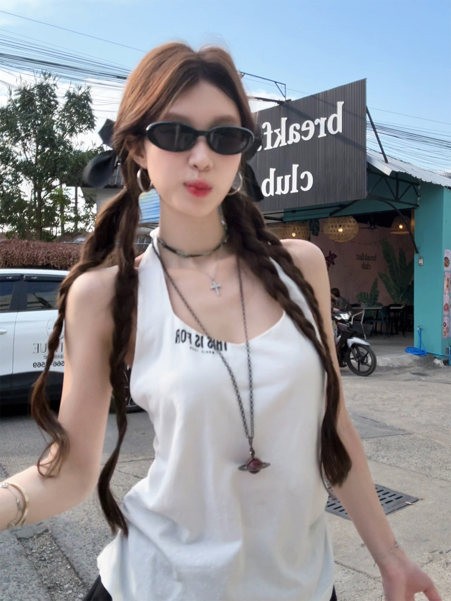Korean Style Hot Girl Style White Waist-Cinching Halter Neck Tank Top for Women, New Summer Fashion, Niche High-End Design Sleeveless Top