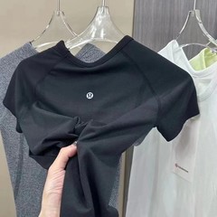 LuLuの同じタイプのヨガのtシャツの高弾は縫い目があります。