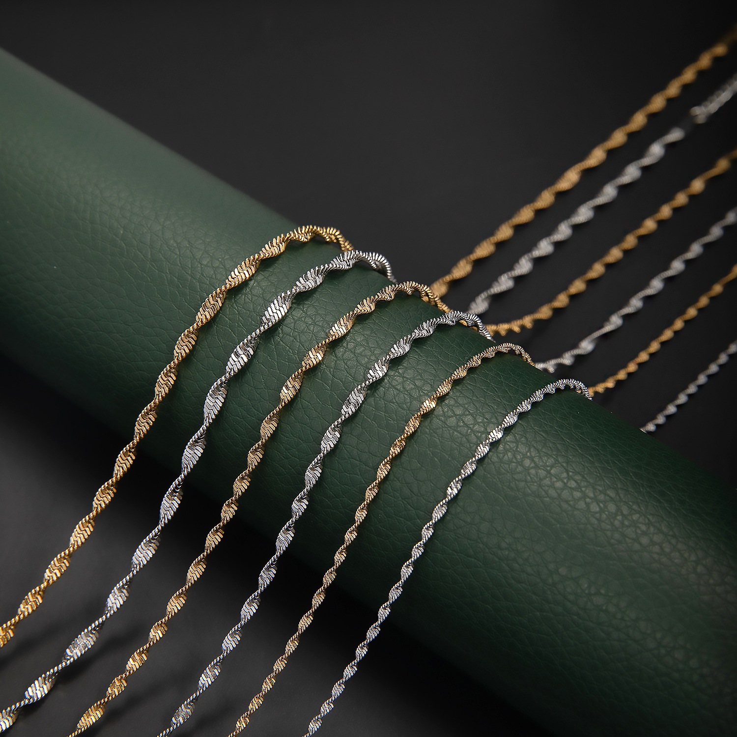 Factory direct sale stainless steel plain chain double water wave necklace, European and American fashion trend, personalized light luxury twisted water wave accessory
