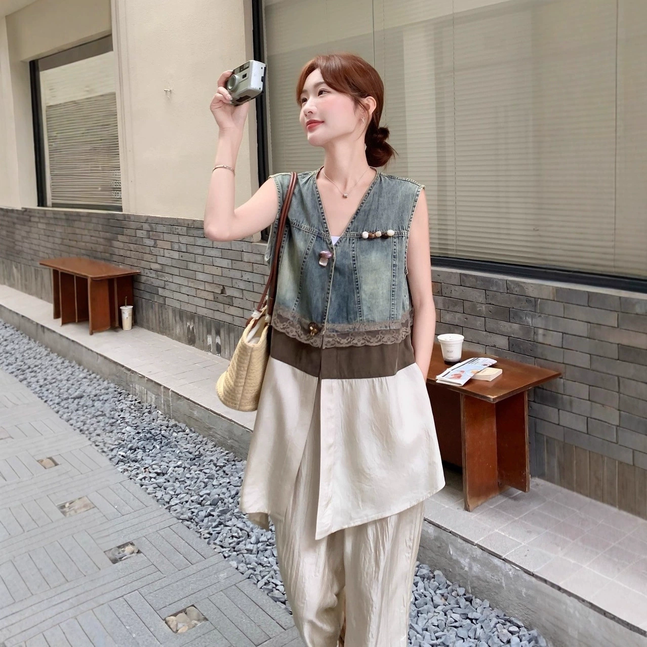 Летний новый дизайн 2025: стильный джинсовый жилет с пэчворком и широкие брюки, модный комплект из двух предметов