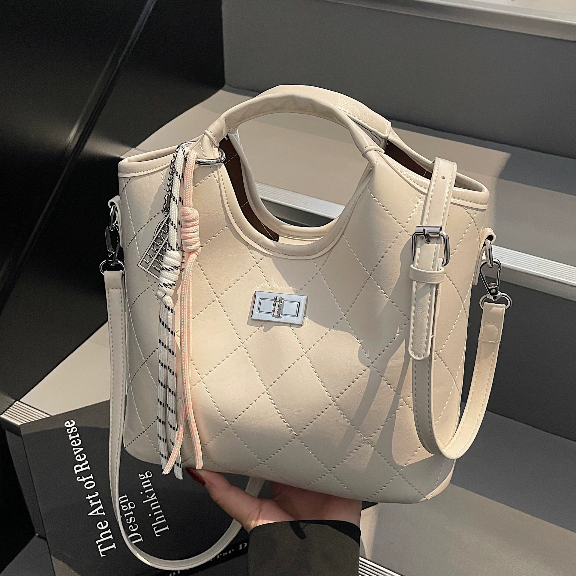 Retro shoulder bag, one-shoulder bag with diamond pattern, high-quality style