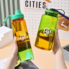 新しい射出成形 2 色のトリタン スポーツ ボトル登山屋外プラスチック カップ大容量スペース カップ