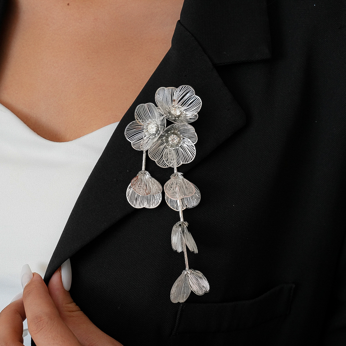 Europa y América retro transfronterizos diamantes huecos broches de flores de malla aire frío temperamento de moda lujoso ligero accesorios de alta calidad