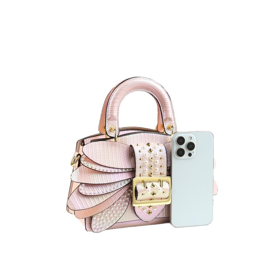 Bolsa Boston feminina com detalhes em pérolas, alça transversal, corrente de couro e estampa de libélula em degradê. Fecho em zíper._voghion.com