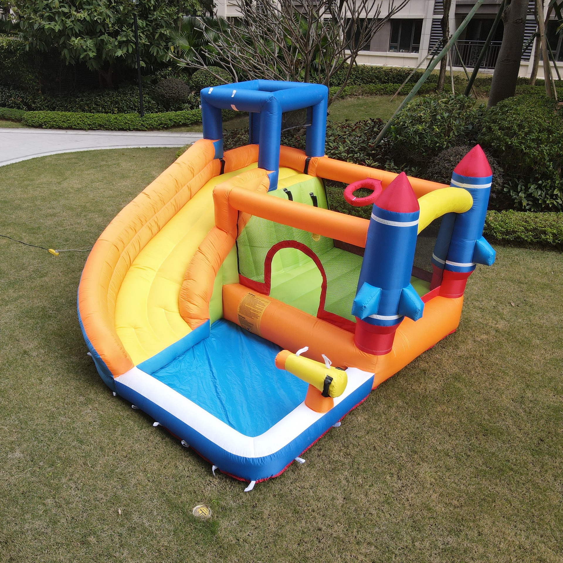 Cohetes al aire libre piscina tobogan inflables infantiles castillo juguetes de interior trampolín escalada casera trampolín al por mayor castillo travieso