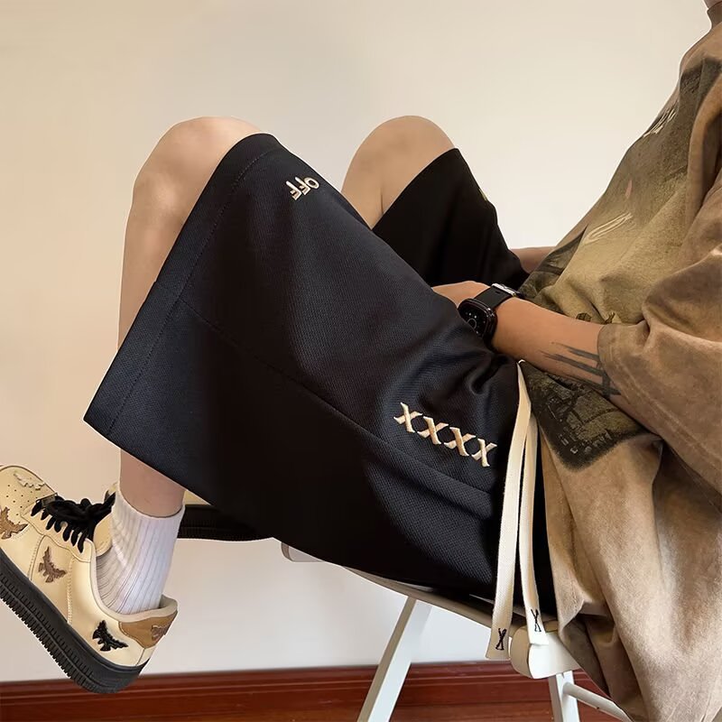 Pantalones cortos estadounidenses para hombres de verano delgados 2025 nuevos pantalones de moda sueltos pantalones deportivos de estilo de tendencia portugués