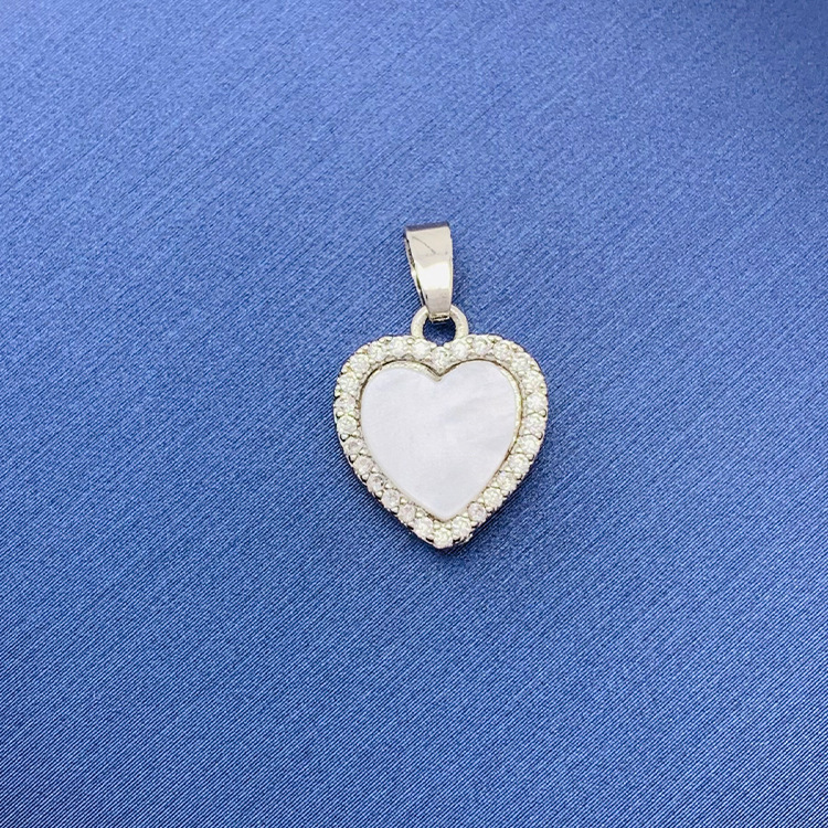 百種類のペンダントは心のままにファッションの経典を配合します。カップルの美しいペンダントは親友のアクセサリーを送ります。