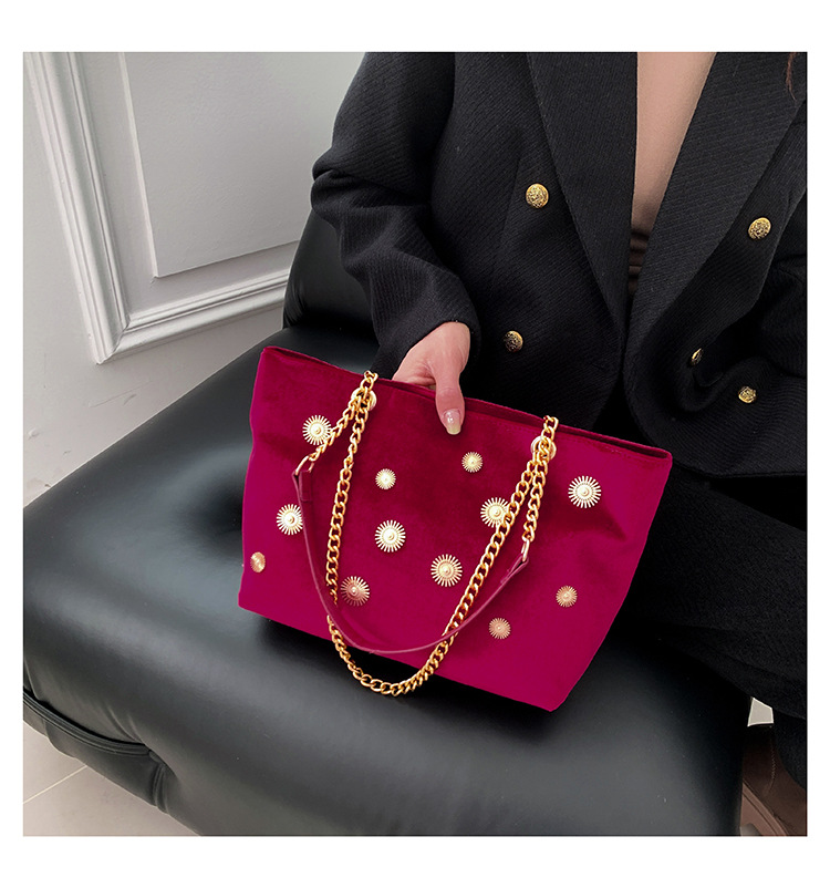 High-end and personalized hardware single-shoulder bag for women, new autumn 2024 collection, velvet chain handbag, stylish tote bag undefined