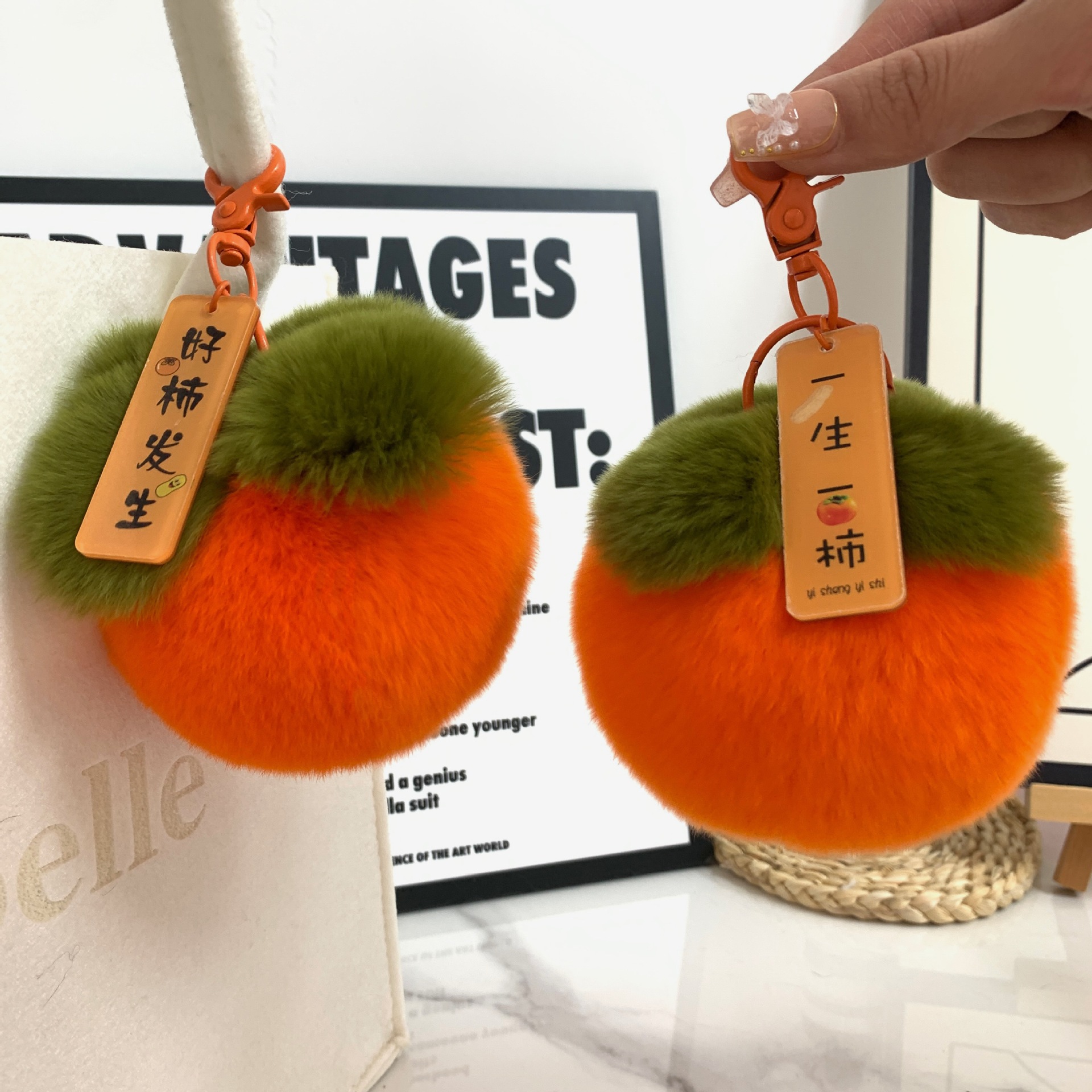 Las cosas buenas suceden pequeños caqui llavero de automóvil colgantes en bolsas de regalo de cumpleaños lindas peluche bolsas colgantes