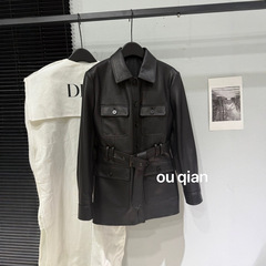 25李宇春の同じ革の服のコートの本革の綿羊の皮の女性の服装の気質は腰の皮のジャケットを収めて軽くて豪華なスターと同じです。