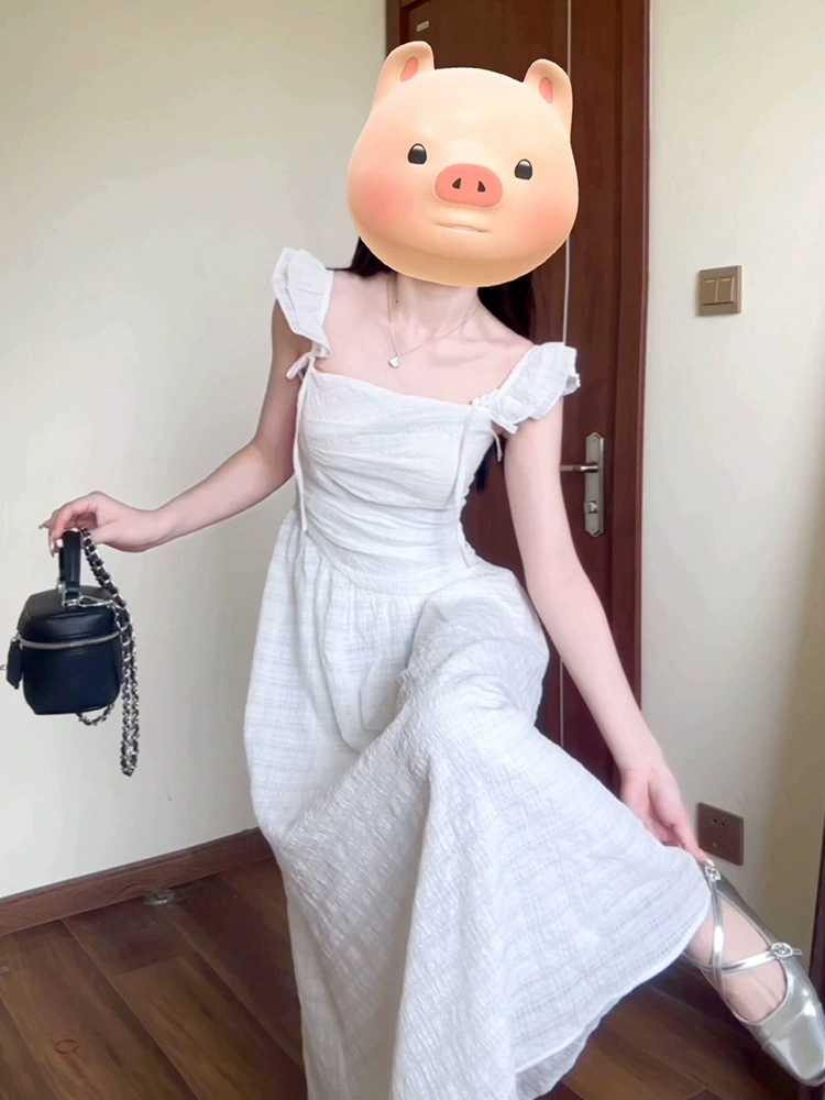 Серое платье без рукавов для женщин в французском стиле, лето 2025, новый дизайн, с завышенной талией, стройнящее, с длинными рукавами-крылышками.