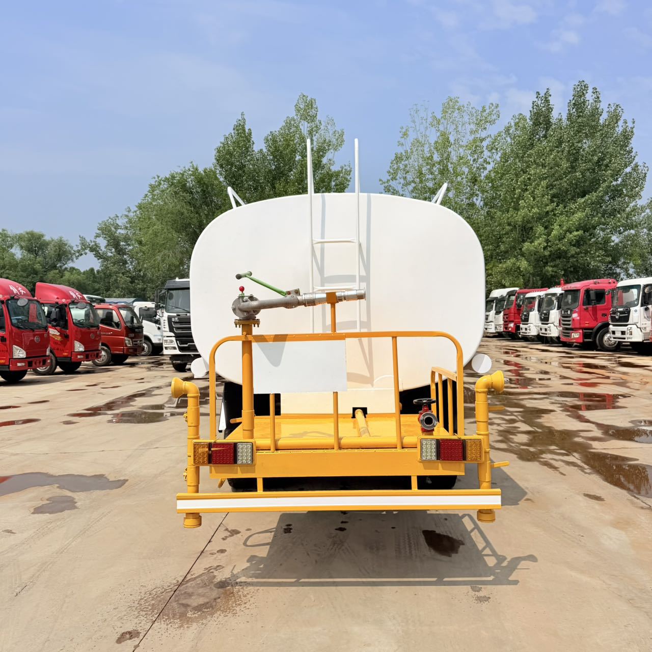 SINOTRUK HOWO National III Water Sprinkler Truck, 5-Cubic-Meter Water Tanker, Sanitation Water Sprinkler Truck, Cross-Border Export Water Sprinkler Truck