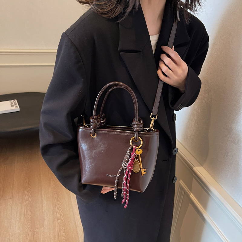 Alta sensación retro bolso para mujeres 2024 nuevo estilo versátil tendencia bolso de hombro bolso explosivo bolso de cubo portátil