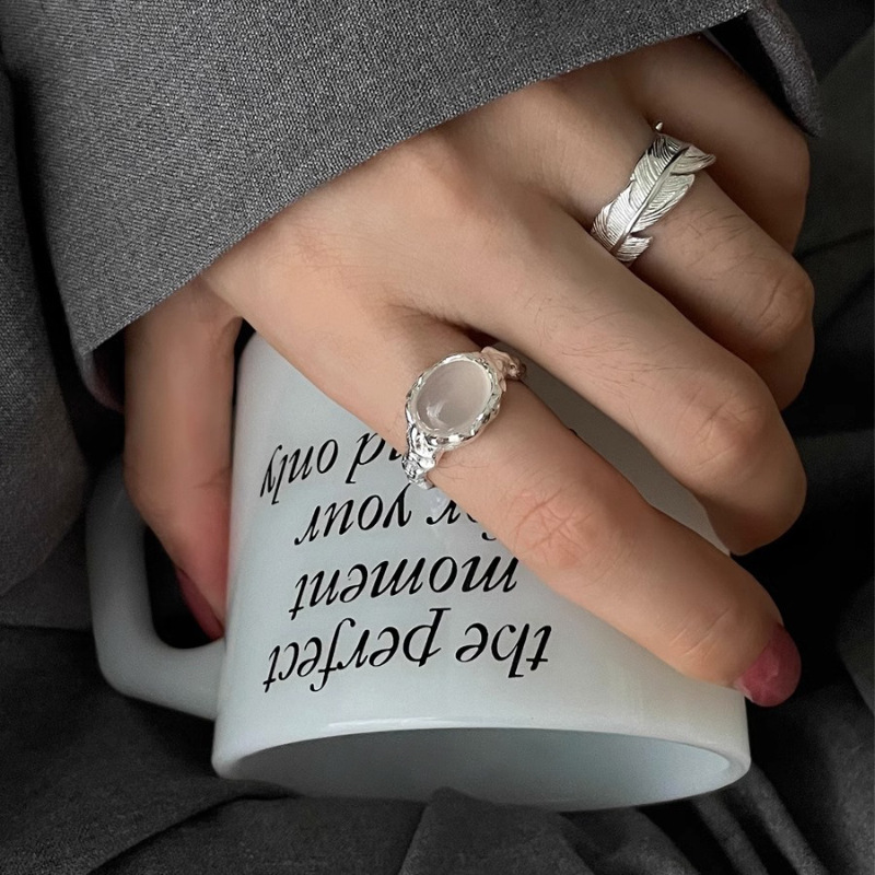 Niche Heavy Craft White Cat's Eye Stone For Women, Minimalist Style, Fashionable, Exquisite, High-End Feel, Versatile_voghion.com