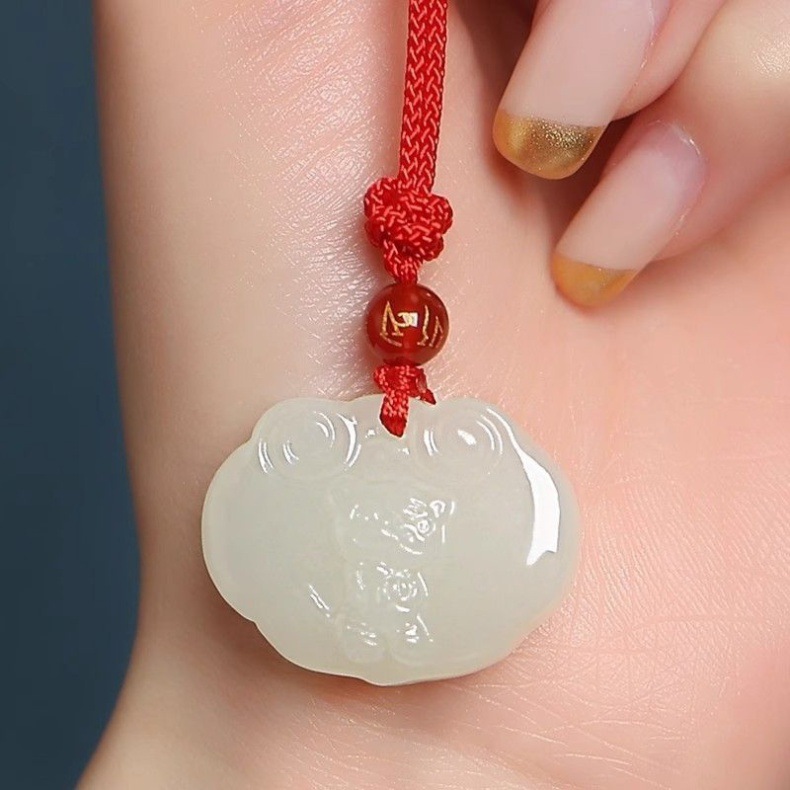 Mặt dây chuyền ngọc Hetian trắng 12 con giáp bản mệnh cầu bình an — Cung hoàng đạo hổ, Ngựa hoàng đạo, Cung hoàng đạo bò, Lợn hoàng đạo chi tiết 9