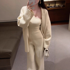 洋気は女性の冬のゆるい長袖セーターのコートを着て、肩のベストの上着の垂れ下がったニットのズボンを着ています