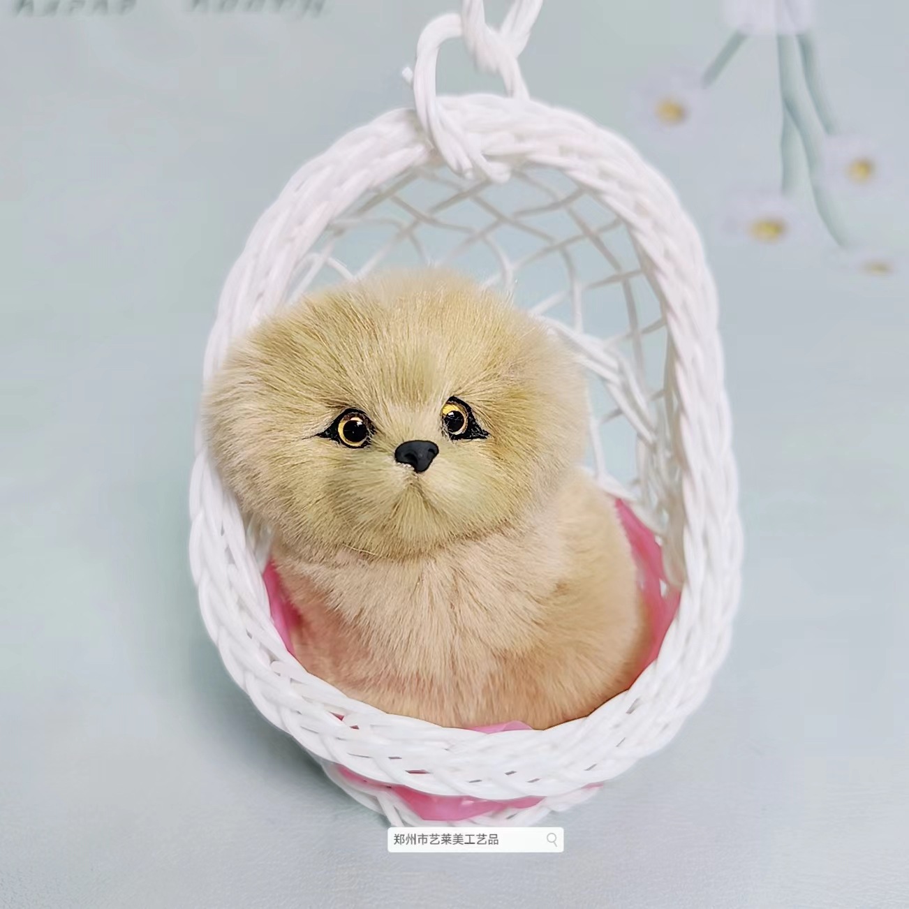 핑크색 바구니 개가 짖는다