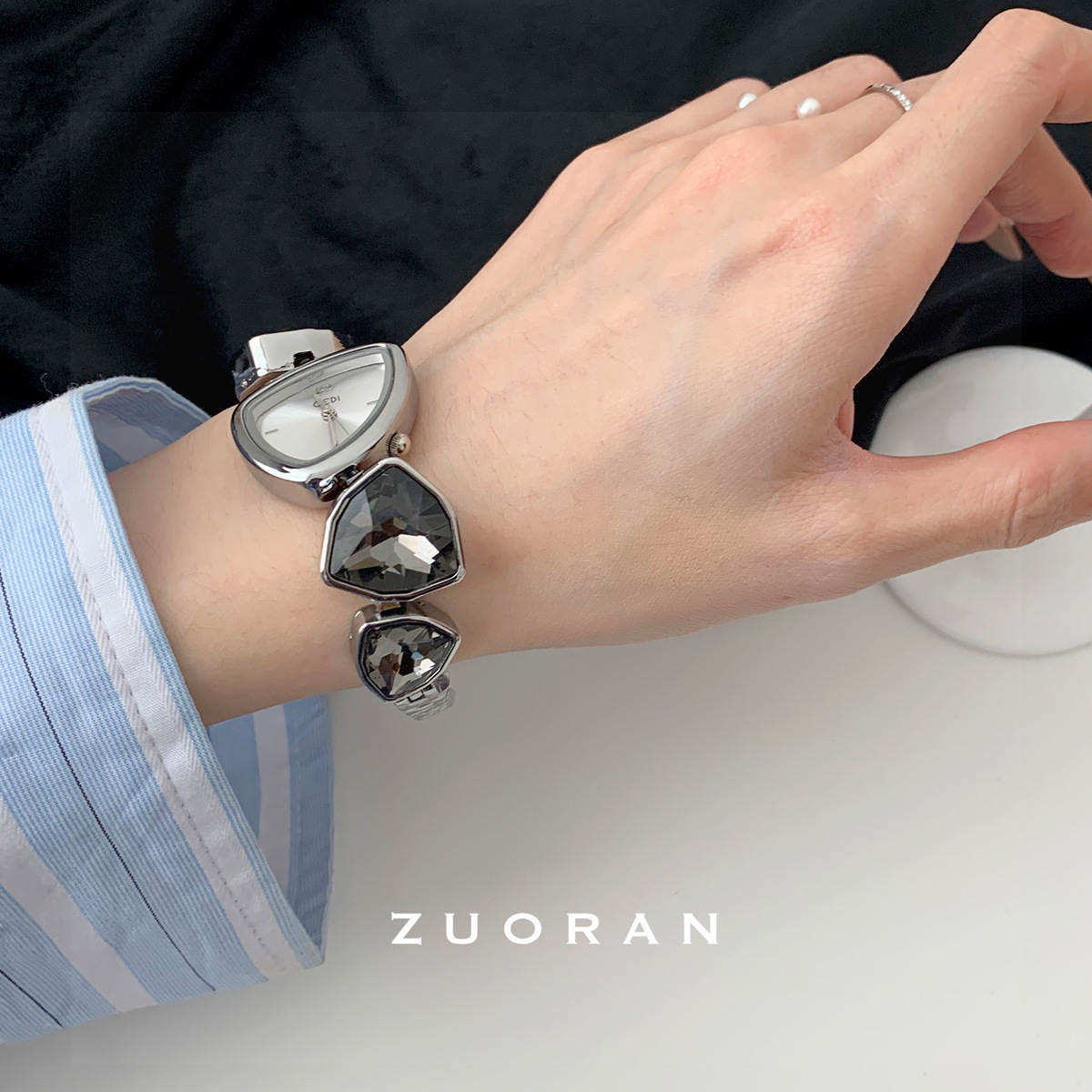 Reloj de mujer elegante con correa de cristal diseño irregular_voghion.com