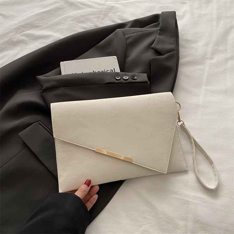 Bolso de alta calidad de diseño de nicho para mujer 2025 bolso de mano de hierro inclinado de estilo occidental salvaje bolso de sobre de moda bolso cuadrado pequeño