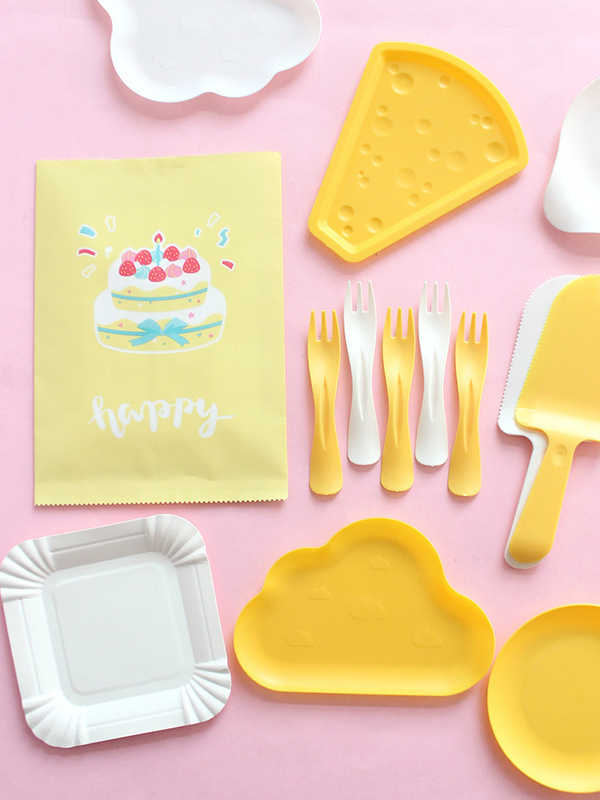Free Shipping Disposable Paper Plate Knife and Fork Set Children High-grade Birthday Cake Dinner Plate Party Cloud Plate Food Grade Free Shipping Disposable Paper Plate Knife and Fork Set Children High-grade Birthday Cake Dinner Plate Party Cloud Plate Food Grade