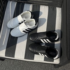 同じタイプの白黒テコンドーファッショントレーニング靴は板靴を踏んでいます。