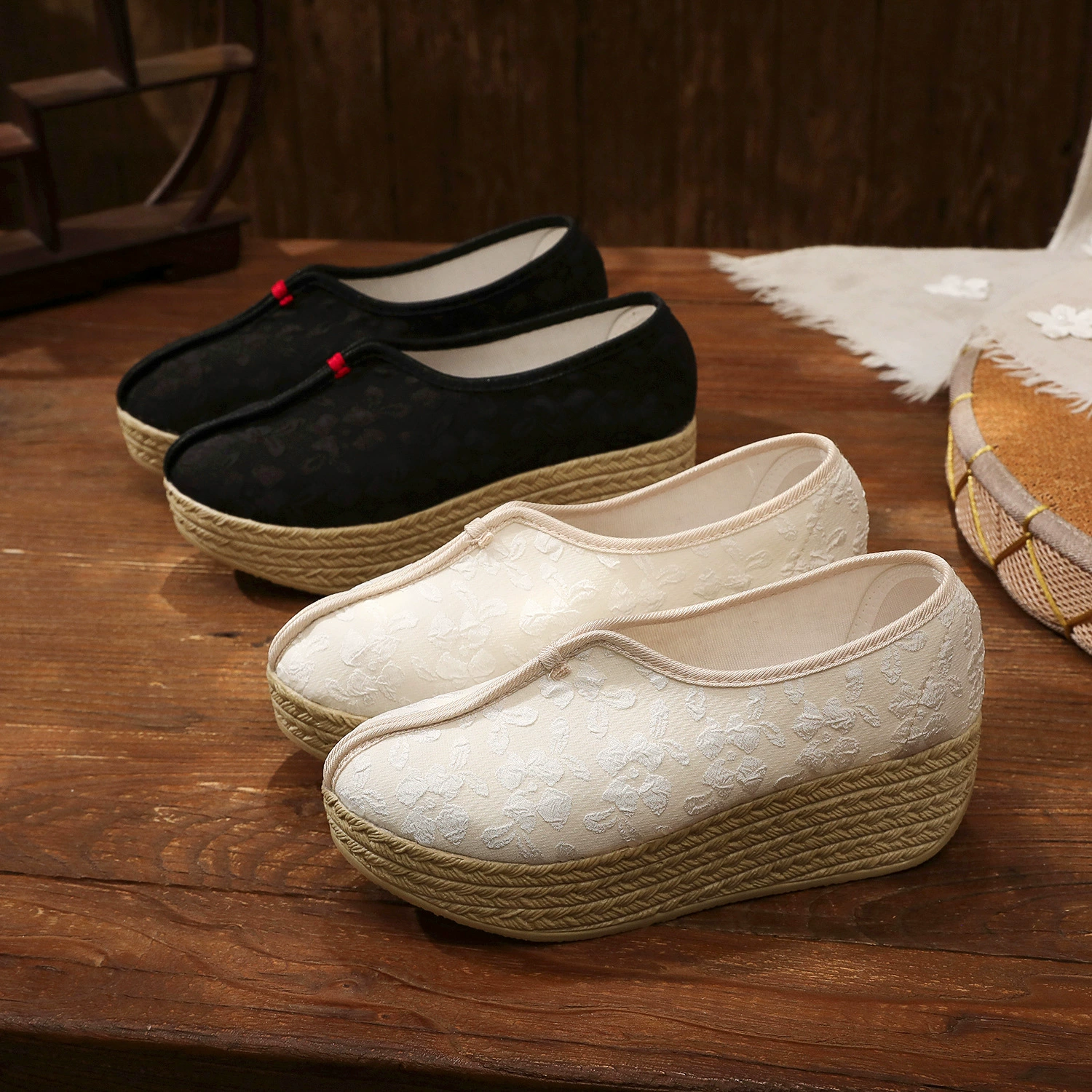 2024 новые вышитые туфли, легкие тканевые туфли на толстой подошве в этническом стиле для женщин, универсальные туфли с вышивкой в ​​национальном тренде