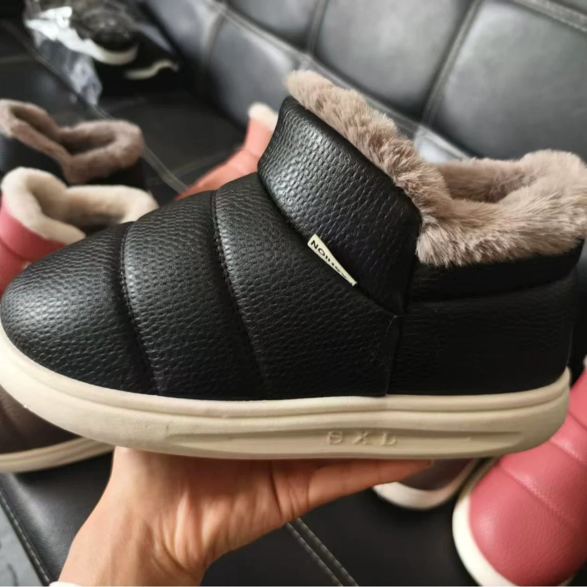 Осенняя и зимняя домашняя кожаная хлопчатобумажная обувь водонепроницаемая теплая хлопчатобумажная обувь плюс бархат утолщение мужская и женская хлопчатобумажная обувь и хлопковые тапочки производители