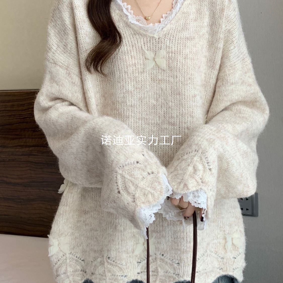 蕾丝秋冬大码花边蝴蝶设计感毛衣外套宽松显瘦针织衫胖mmv领上衣