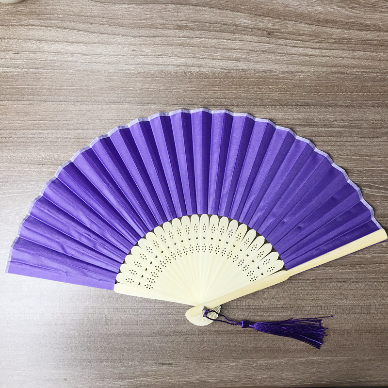 En stock paño llano transfronterizo plegable ventilador de hierro de uñas y borla llanura de la boda plegable ventilador de tela de color caramelo ventilador 15 colores opcionales