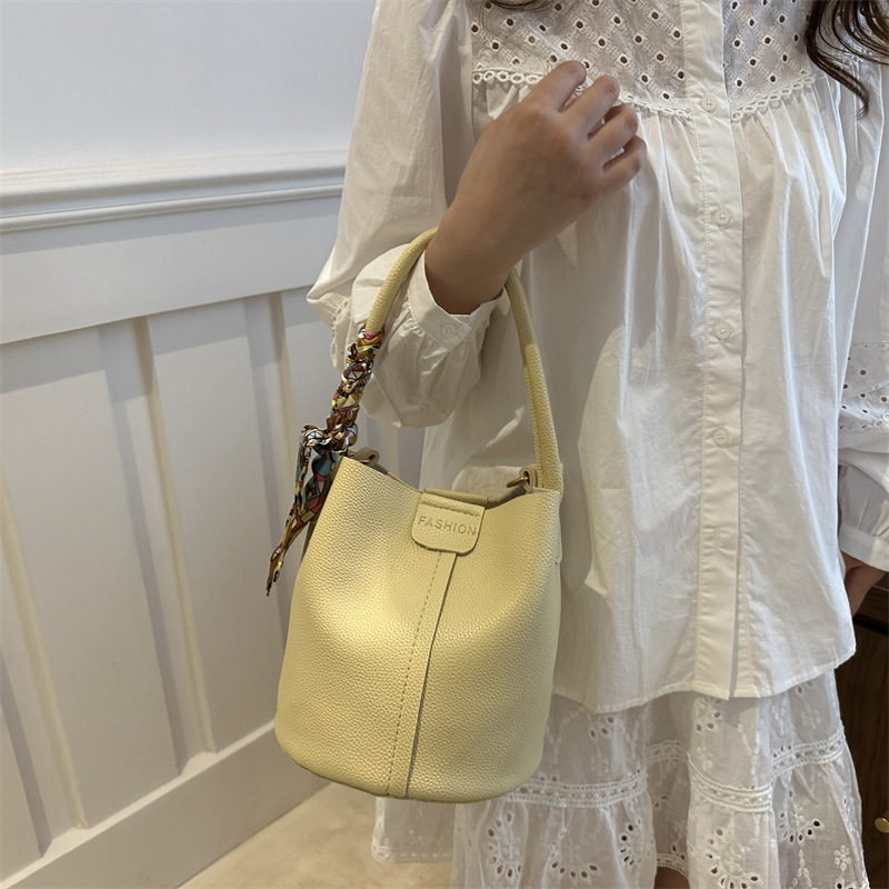 Bolso de moda de verano 2025 nuevo estilo francés pequeño bolso de mensajero de un solo hombro estilo caliente bolso de cubo bolso femenino