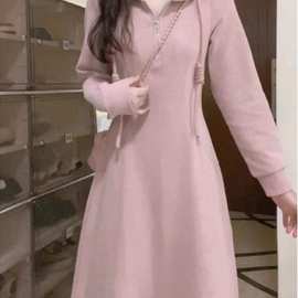微胖裙子2025秋冬少女感粉色连衣裙女大码胖MM气质收腰连帽打底裙