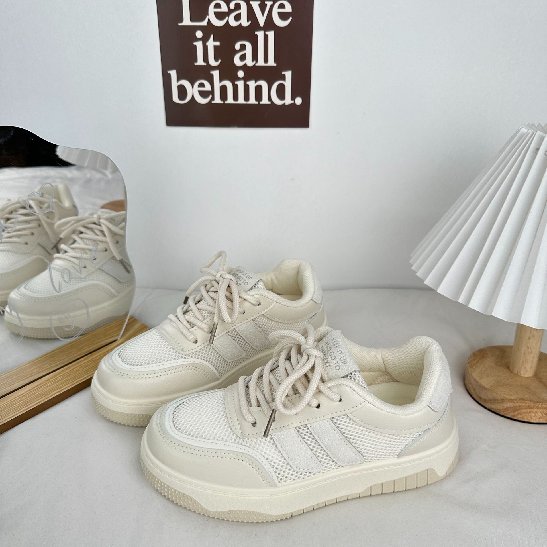 Yuanbo 2024 nuevo estilo japonés de estilo universitario zapatos de lona plateados de verano de malla transpirable coreana de baja altura tablero deportivo