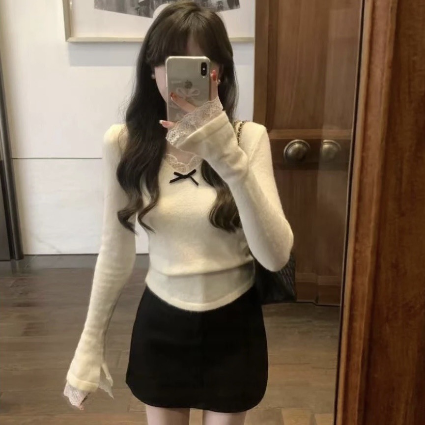 フランス式の純粋なレースの辺のラッパの袖のvネックの底のシャツの女性の秋冬のデザイン感の小さい大衆の内はニットの上着を掛けます