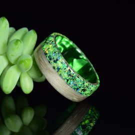 银桉曲木 绿色环氧树脂核心戒指上镶嵌碎绿色蛋白石和黑色电气石